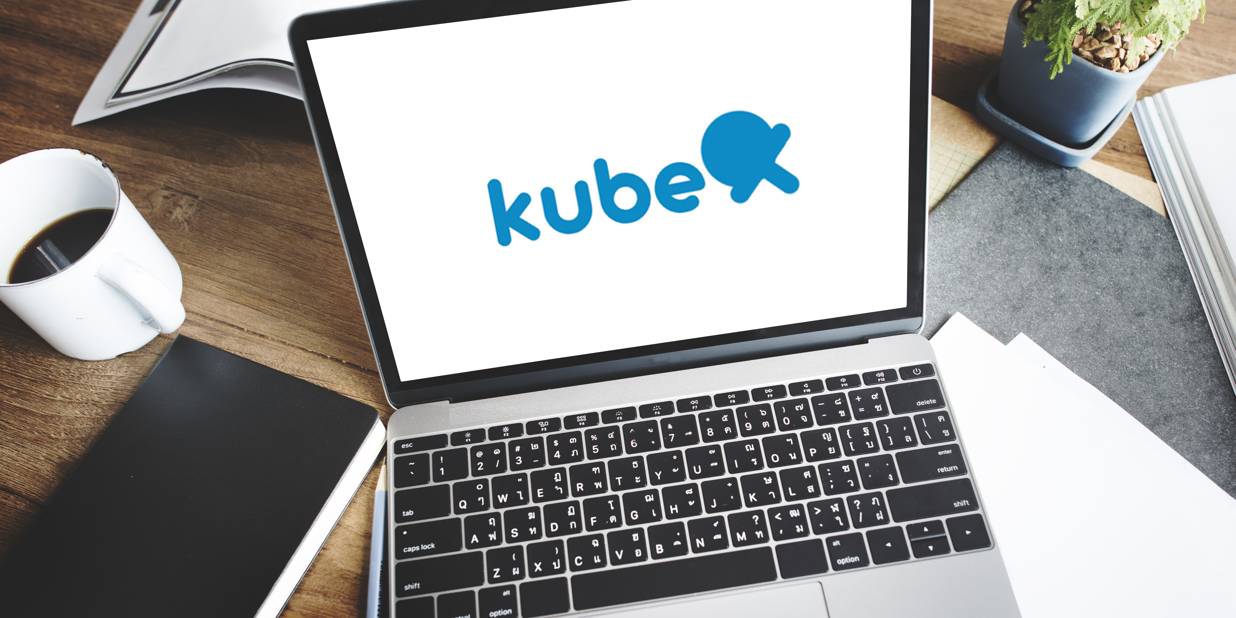 Una persona usa un ordenador buscando la agencia de marketing Kubeox